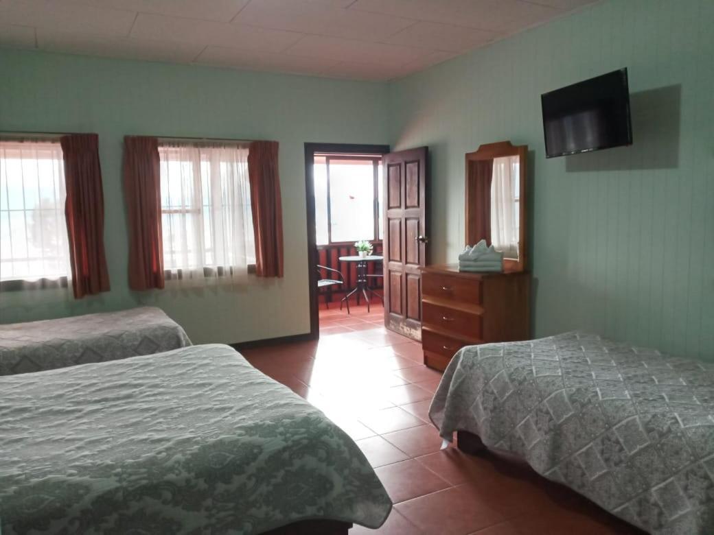 Hotel Las Brumas カルタゴ エクステリア 写真