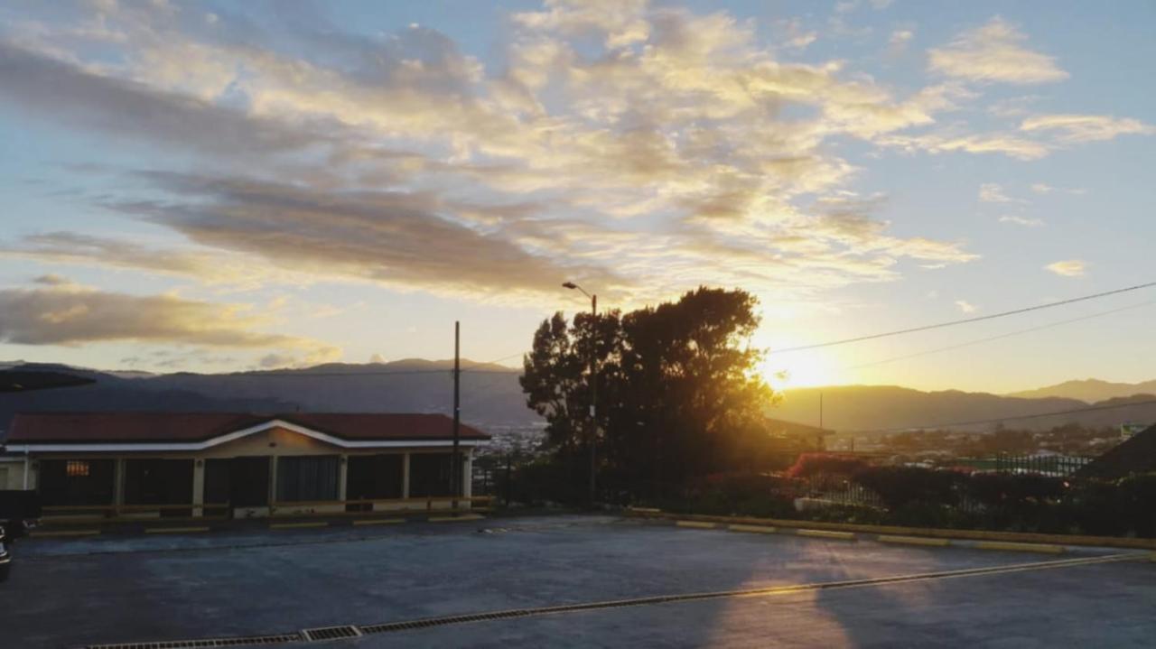 Hotel Las Brumas カルタゴ エクステリア 写真