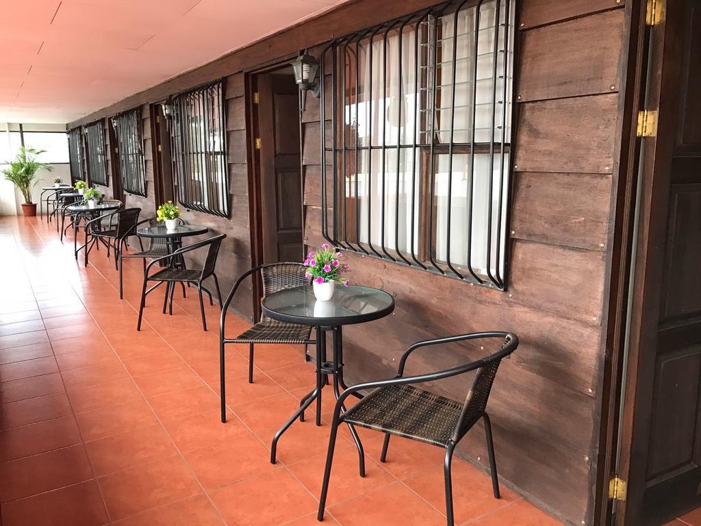 Hotel Las Brumas カルタゴ エクステリア 写真